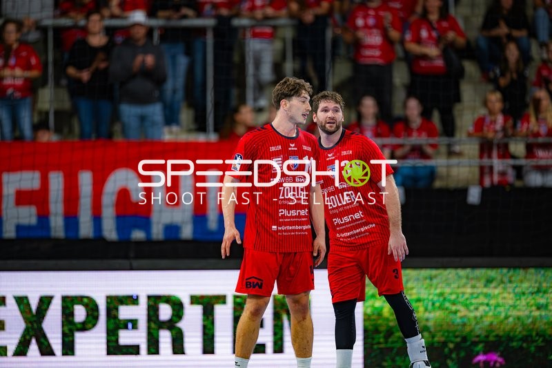 11; SG BBM Bietigheim und Jonathan Fischer (36; SG BBM Bietigheim) im Gespräch
