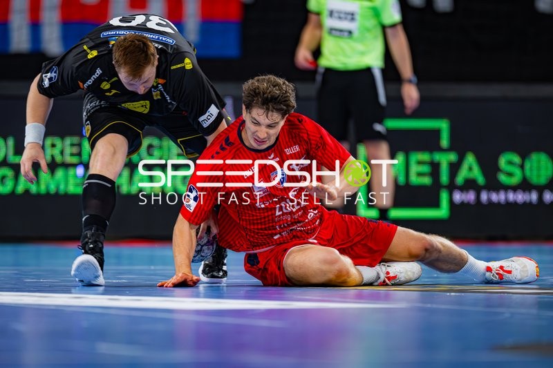 Fynn Nicolaus (14; SG BBM Bietigheim) kämpft um den Ball