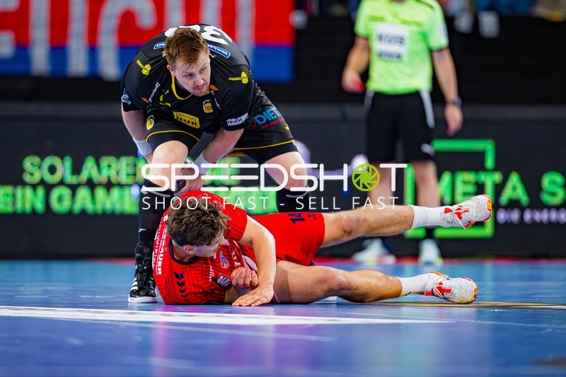 8; HSC 2000 Coburg und Fynn Nicolaus (14; SG BBM Bietigheim) nach Zweikampf am Boden