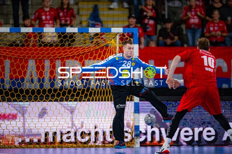 Fabian Apfel (28; HSC 2000 Coburg) wehrt ab