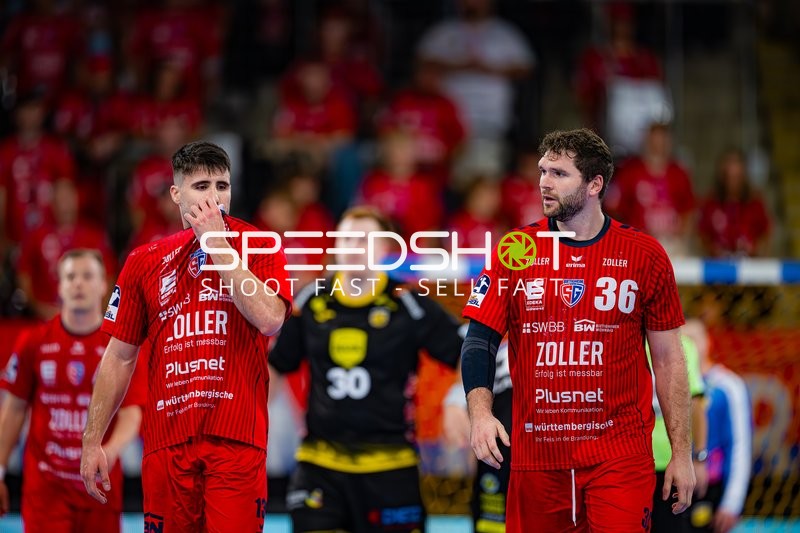 Juan De la Pena (13; SG BBM Bietigheim) und Jonathan Fischer (36; SG BBM Bietigheim) positionieren sich