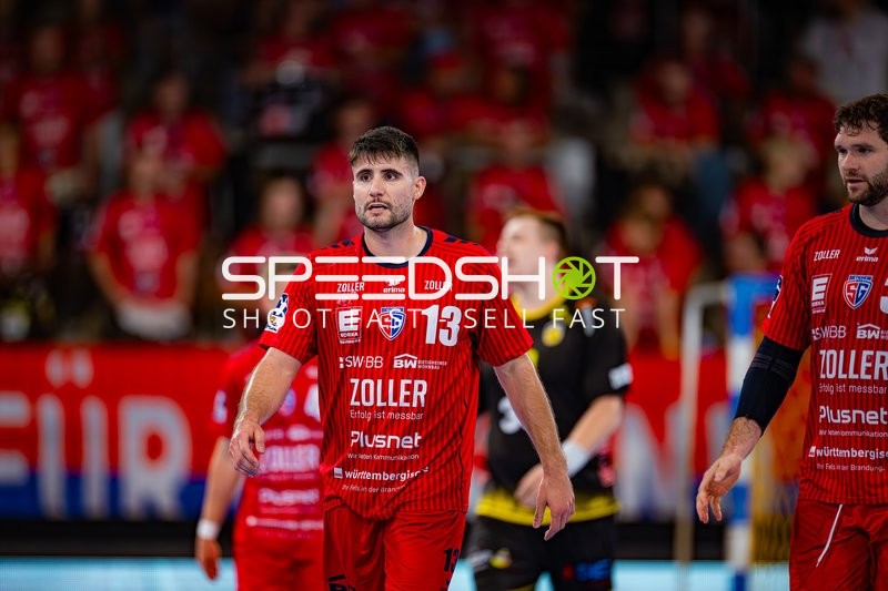 Juan De la Pena (13; SG BBM Bietigheim) passt den Ball