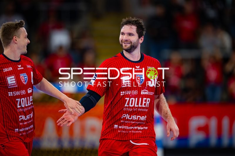 Jonathan Fischer (36; SG BBM Bietigheim) und Till Hermann (41; SG BBM Bietigheim) feiern