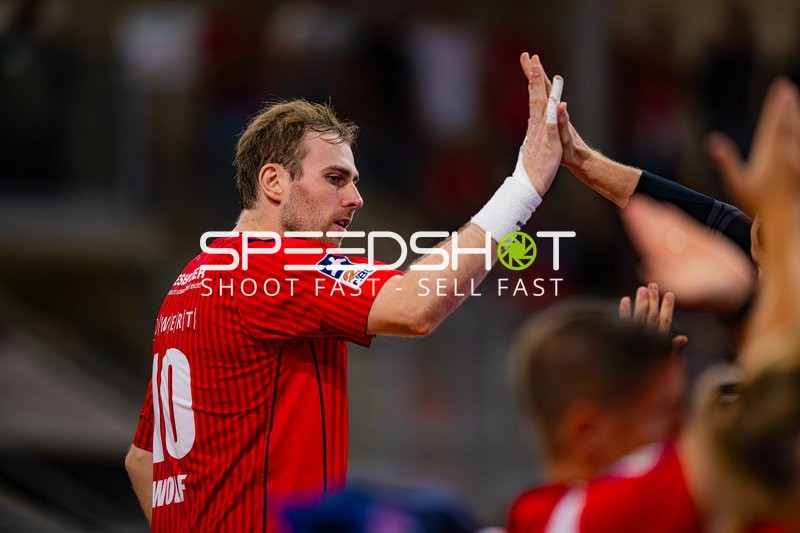 Tom Wolf (10; SG BBM Bietigheim) gibt High-Five