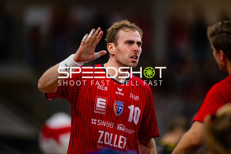 Tom Wolf (10; SG BBM Bietigheim) gibt Anweisungen