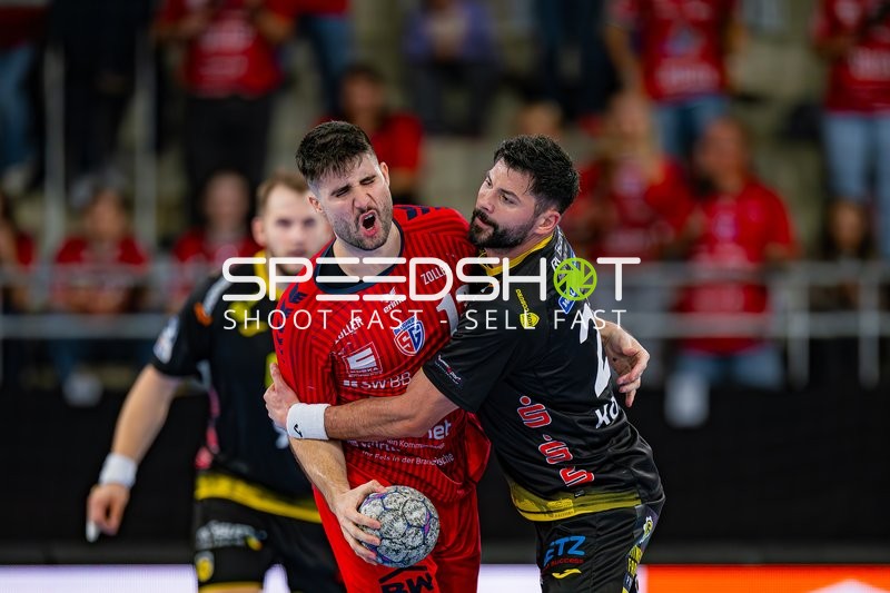 Juan De la Pena (13; SG BBM Bietigheim) wird verteidigt