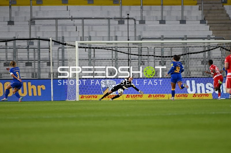 Parade und Schuss aufs Tor