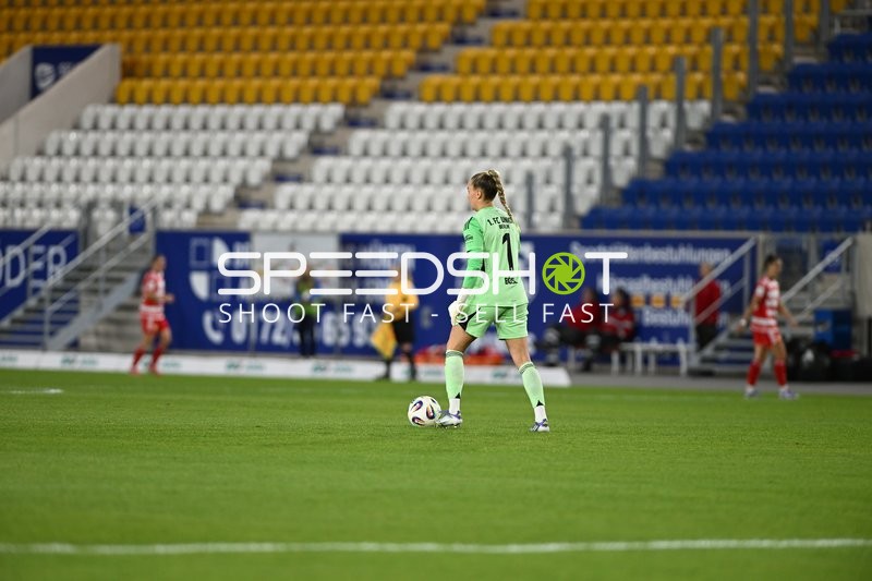 Cara Bösl (1; 1. FC Union Berlin) mit Ball