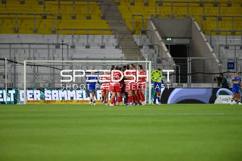 Spielerinnen beider Teams in Aktion