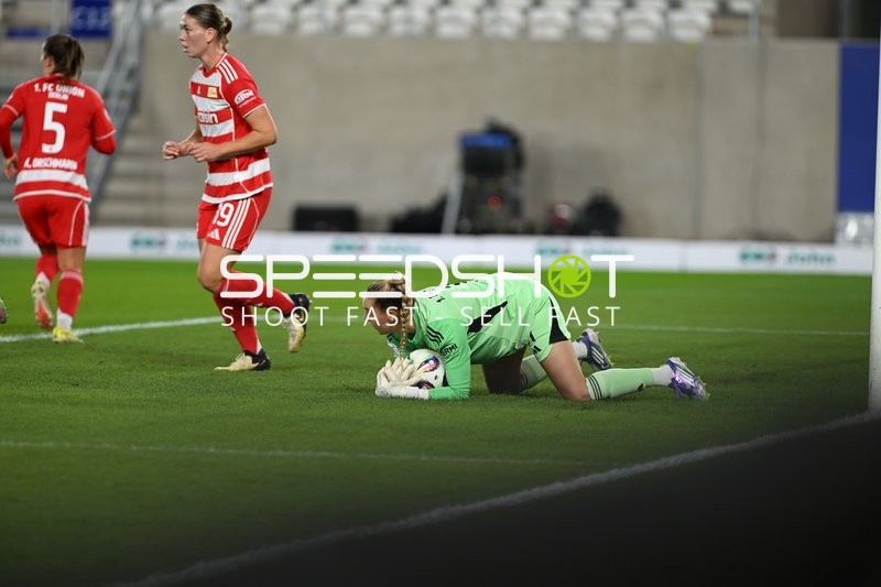 Torwartin sichert Ball