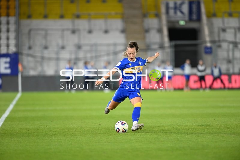 Korina Janez (8; 1. FC Union Berlin) am Ball