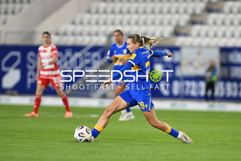 Emily Reske mit Ball