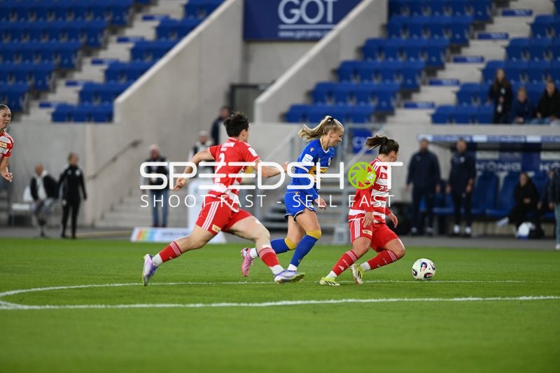 Spielerin Samantha Steuerwald (19; 1. FC Union Berlin) im Zweikampf