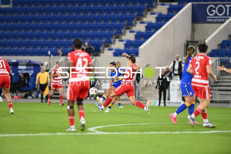 Ballkampf im Mittelfeld
