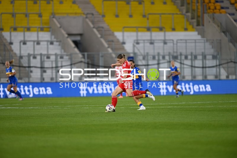 Noemi Gentile mit Ball
