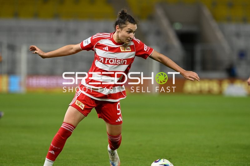 Sophie Weidauer (9; 1. FC Union Berlin) am Ball