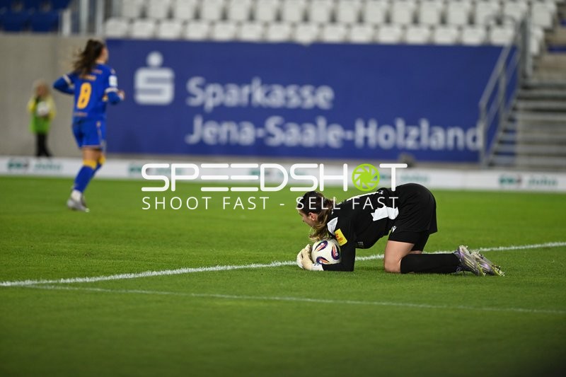 Torhüterin sichert Ball