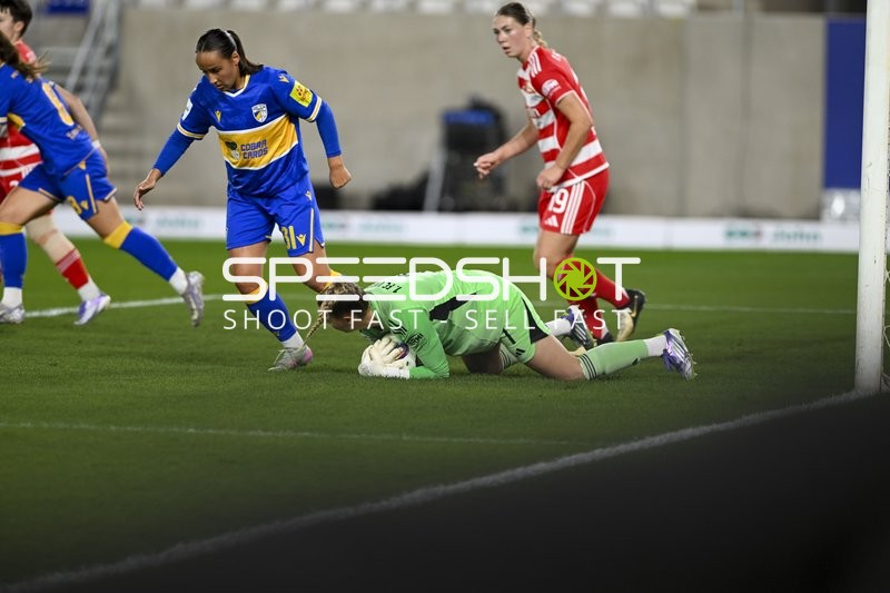 Torwartin sichert Ball