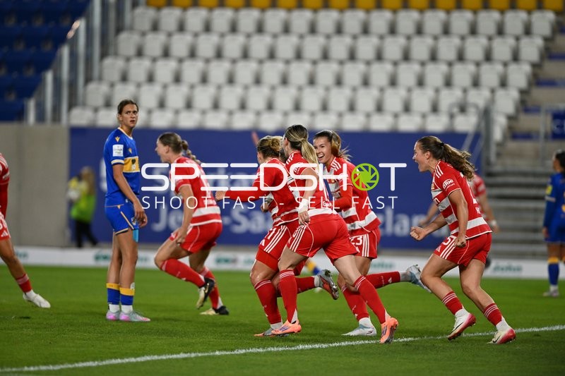 Spielerinnen feiern Torerfolg