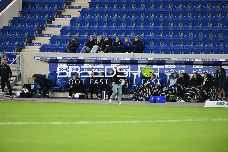 Trainer und Spielerinnen an der Seitenlinie