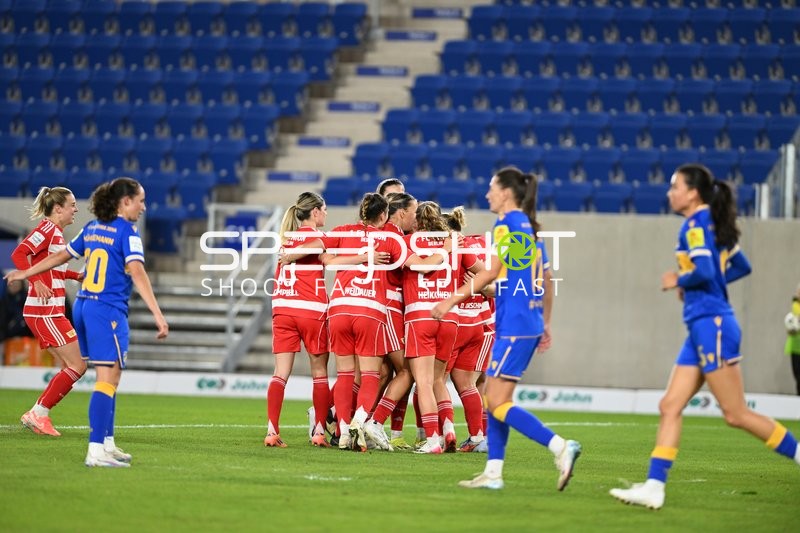 Spielerinnen feiern Torjubel