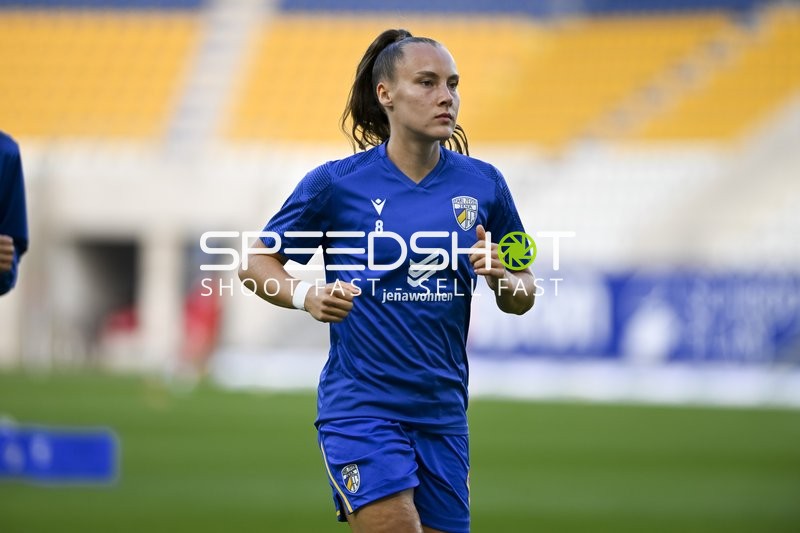 Spielerin Felicia Sträßer (8; CZJ) beim Aufwärmen