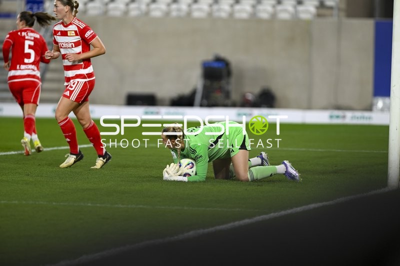 Torwartin Cara Bösl (1; 1. FC Union Berlin) sichert