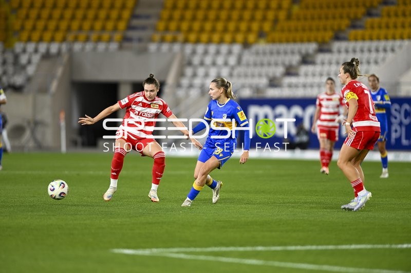 Zweikampf zwischen Sophie Weidauer (9; 1. FC Union Berlin) und Emily Reske (28; CZJ)