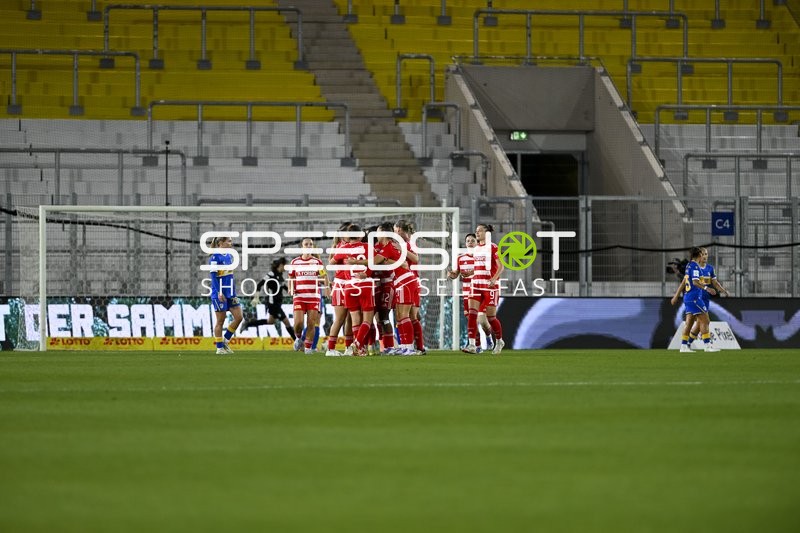 Spieler feiern gemeinsam