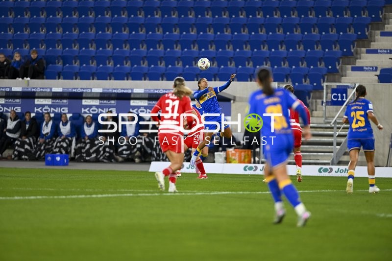 Luftzweikampf im Frauenfußball