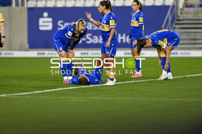 Verletzung und Sorge auf dem Feld