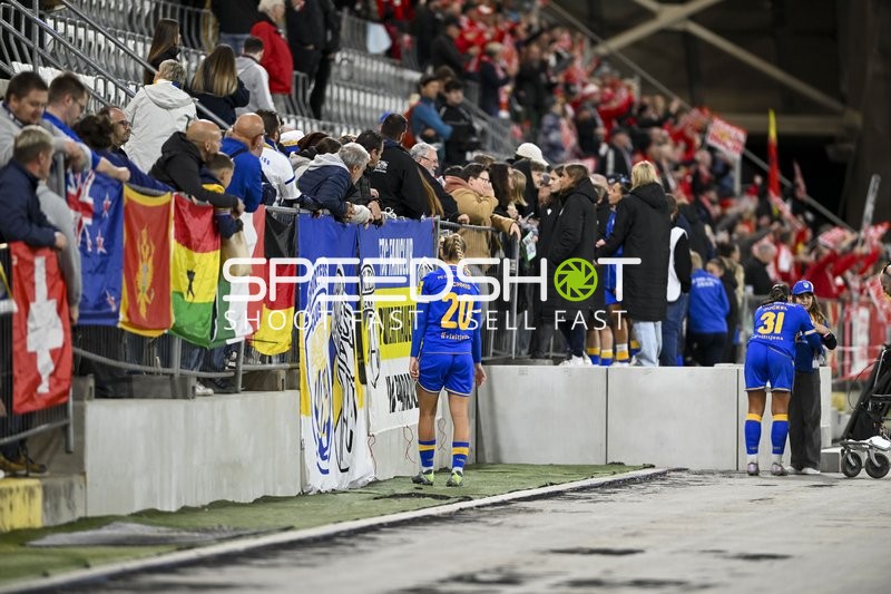 Spielerinnen im Fan-Kontakt