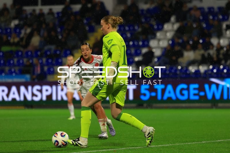 Torwart Laura Dick (1; TSG) mit Ball