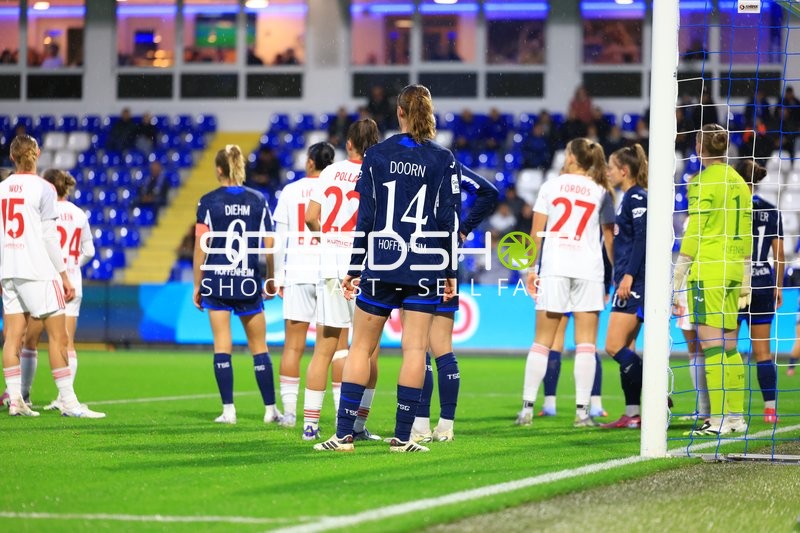 Spielerinnen im Strafraum