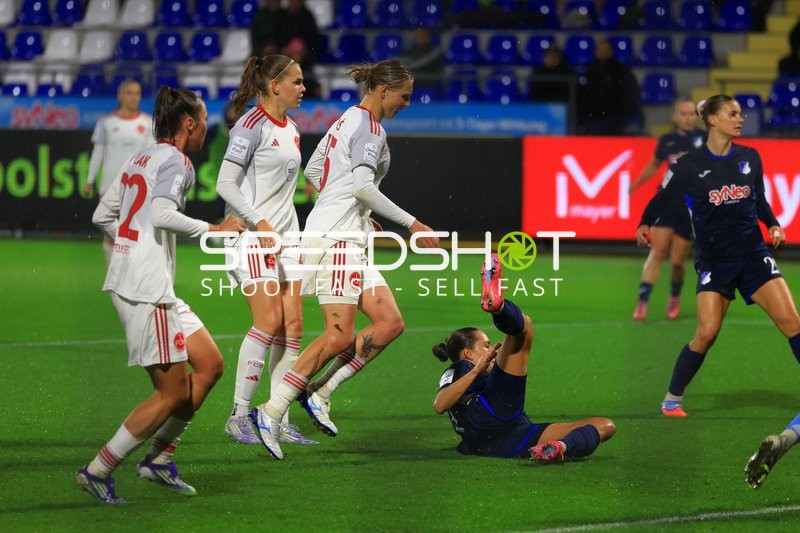 Zweikampf zwischen Selina Cerci (29; TSG) und Oliwia Wos (15; FCN)