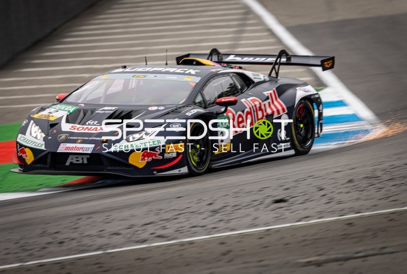 Rennfahrzeug in der Kurve