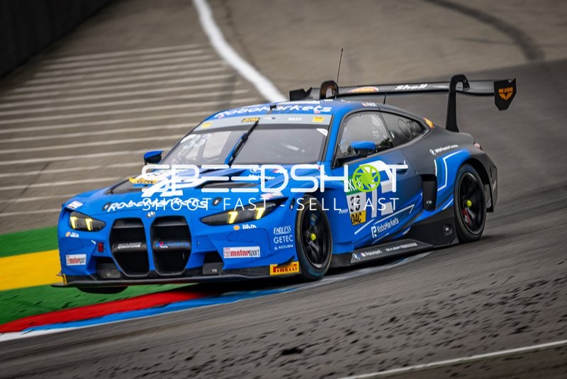 Rennfahrzeug auf der Rennstrecke