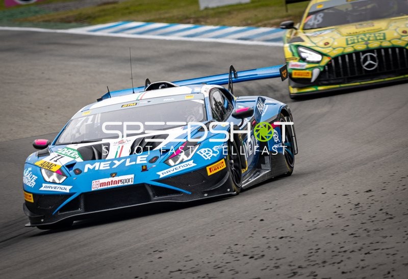 Rennfahrzeug auf der Rennstrecke