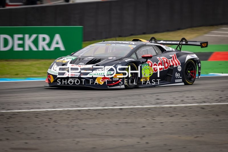 Rennfahrzeug auf der Rennstrecke