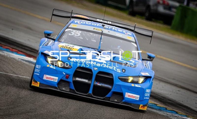 Rennfahrzeug auf der Rennstrecke