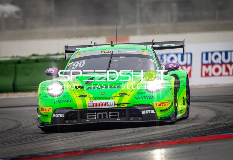 Rennfahrzeug auf der Rennstrecke