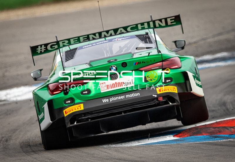 Rennfahrzeug auf der Rennstrecke