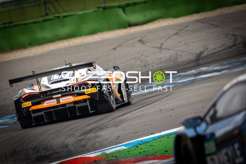 Rennfahrzeug auf der Rennstrecke