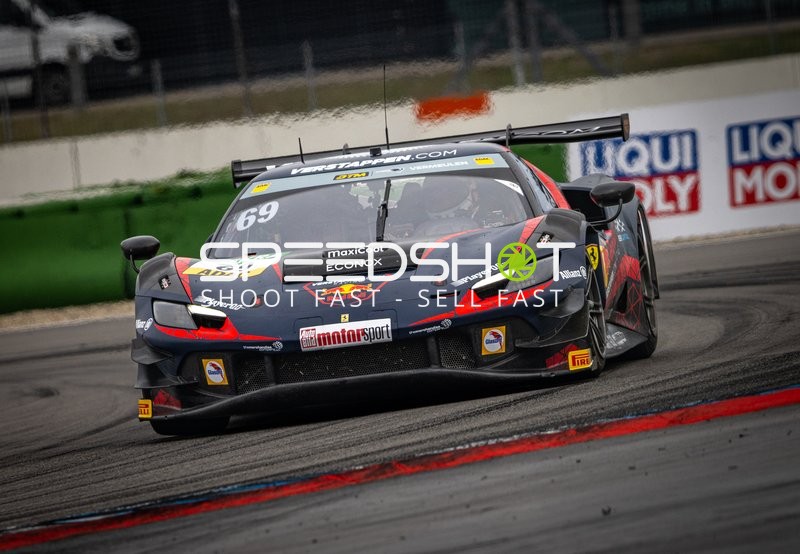 Rennfahrzeug in der Kurve