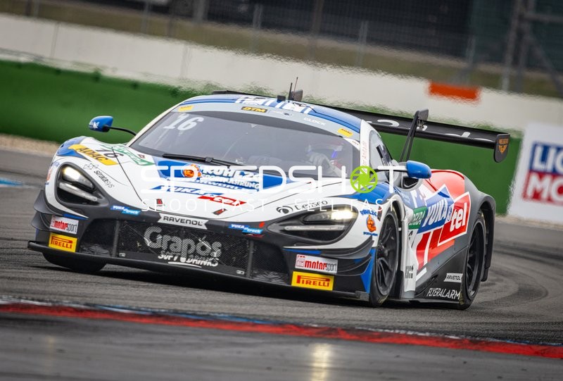 Rennfahrzeug auf der Rennstrecke