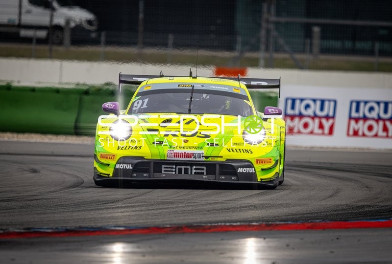 Rennfahrzeug auf der Rennstrecke