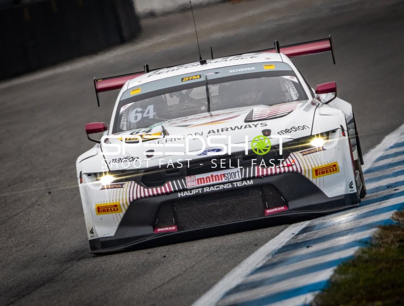 Rennfahrzeug auf der Rennstrecke