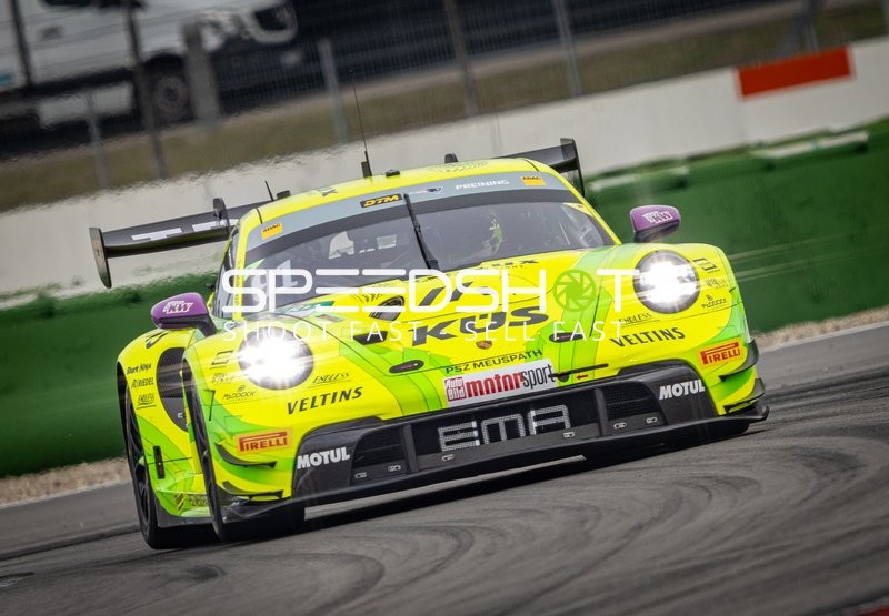 Rennfahrzeug auf der Rennstrecke