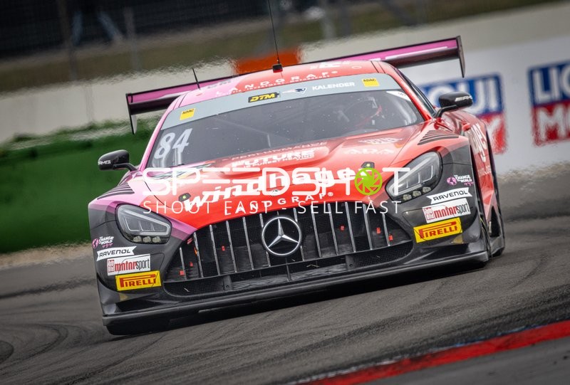 Rennfahrzeug auf der Rennstrecke