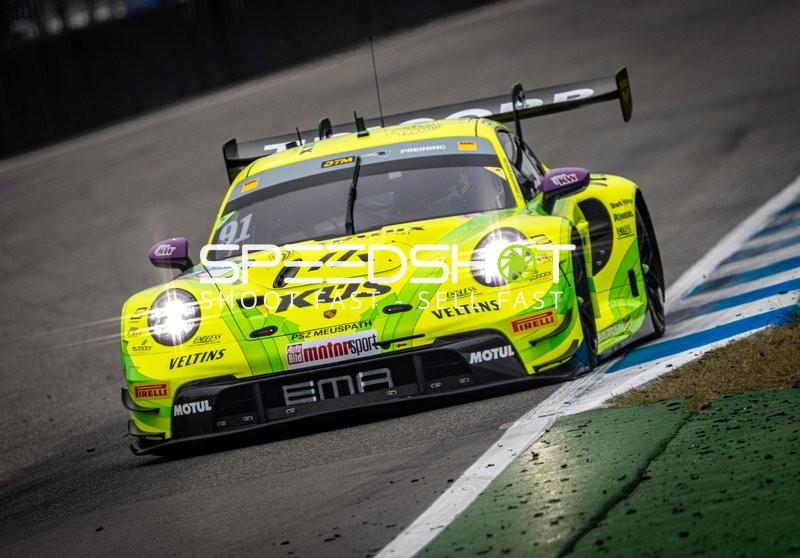 Rennfahrzeug auf der Rennstrecke